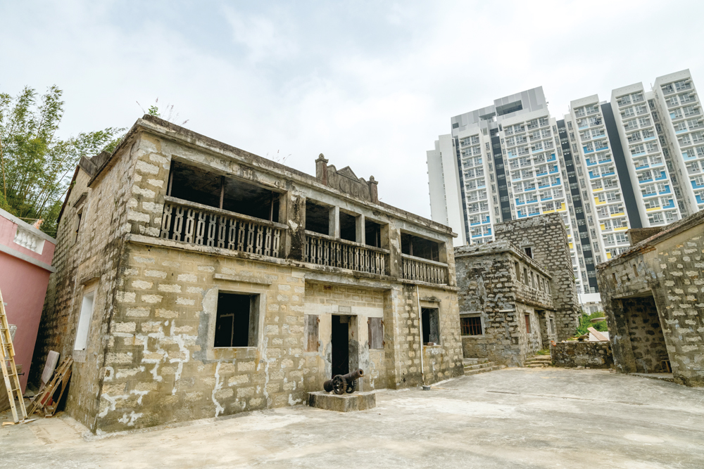 袁華照在梅窩興建多座石砌大屋，目前仍有後人居住。