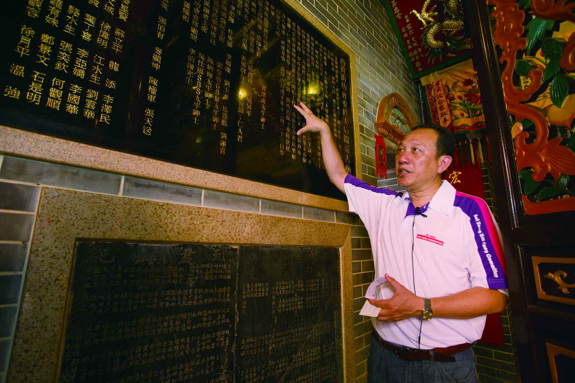 李福康解讀天后廟兩面重修碑記，其上是2009年，其下是1916年，可對照時代轉變。