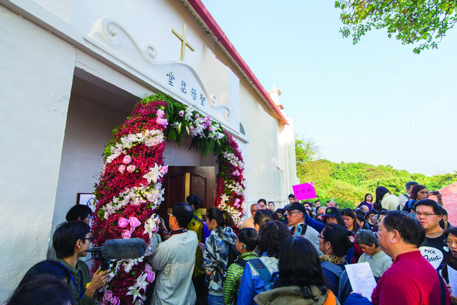 鹽田梓離島位處牛尾海，聖若瑟堂平日人跡罕至，到有活動時卻人頭湧湧。