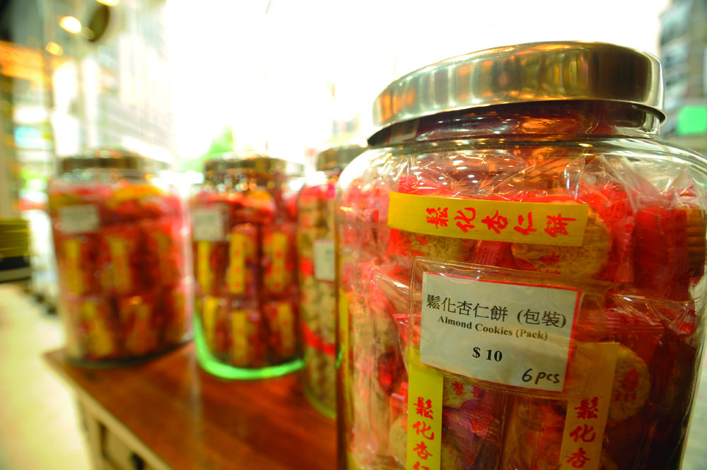 招牌小食有：燕窩糕、杏仁餅、蝦子紮蹄、杏仁粉，還有鴨膶牛肉粒、齋燒鵝和蠔油豆…多年來見証香港人為食的歷史。