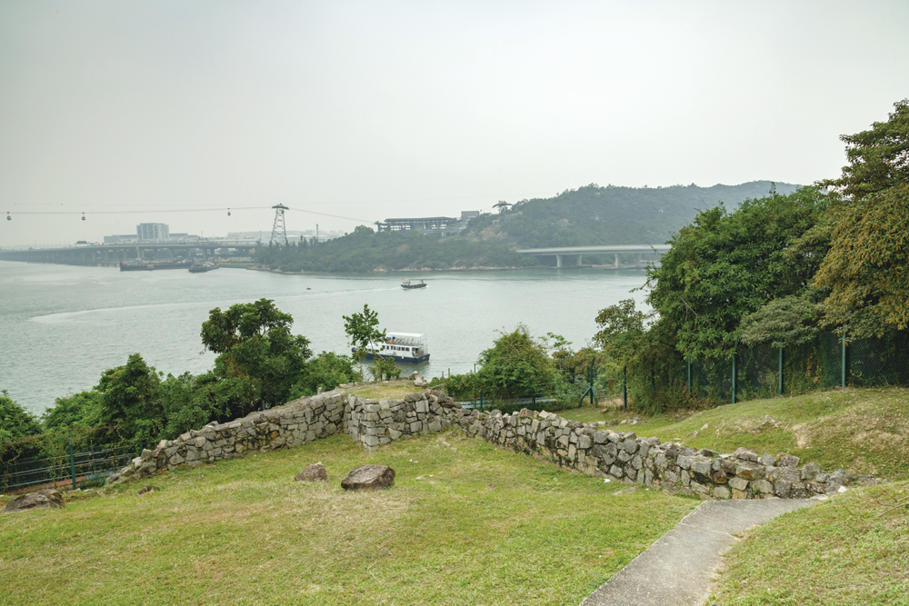 東涌小炮台鄰近馬灣涌村，現只餘曲尺形的矮牆。
