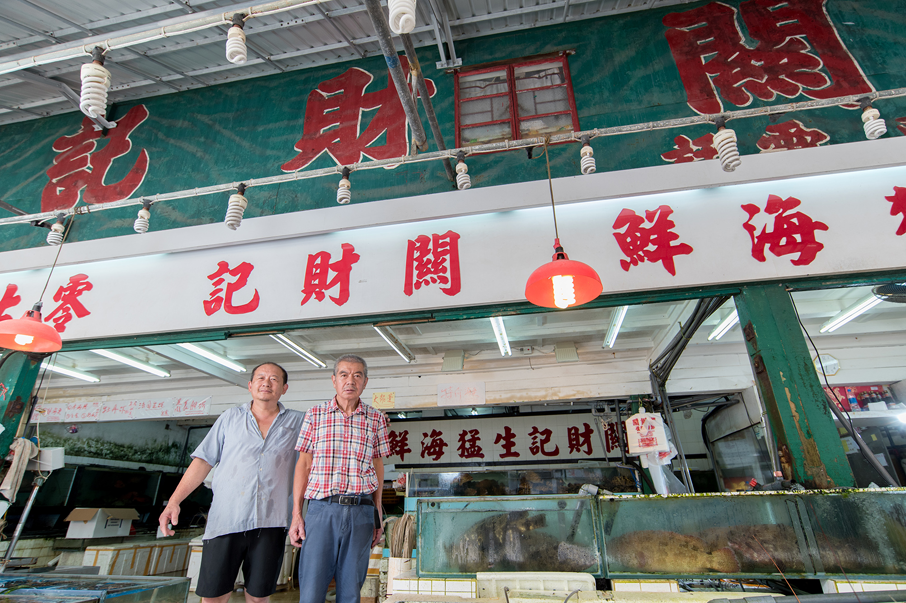 關財記由關華(右)打理數十年，他笑言現時將已交由弟弟細關(左)接棒。