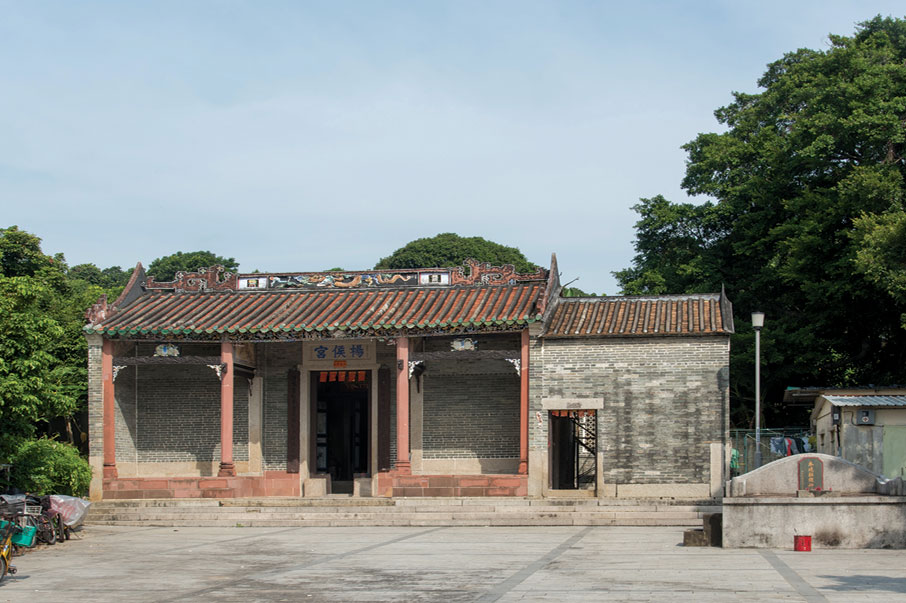 兩進式的東頭村楊侯宮，曾於1818年改建，1988年被列為法定古蹟。