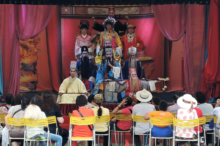 盂蘭勝會上演潮劇，娛樂神鬼人。