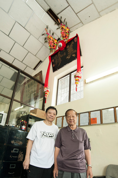  美珍招牌剛滿百歲，簪花掛紅，由廠長錢展雲每年更新，數 十年轉眼，少東已成東主，主僕情不言而喻。