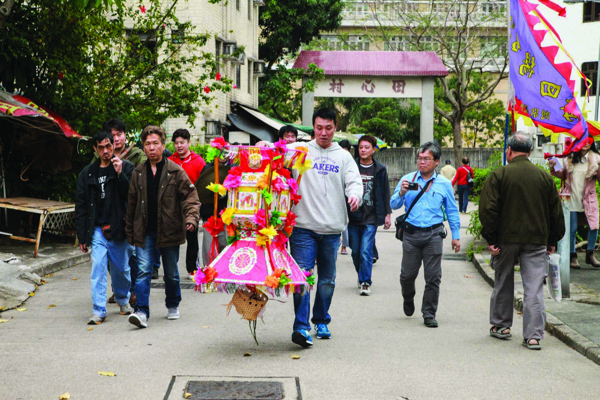 添丁村民陸續將花燈送到會場。