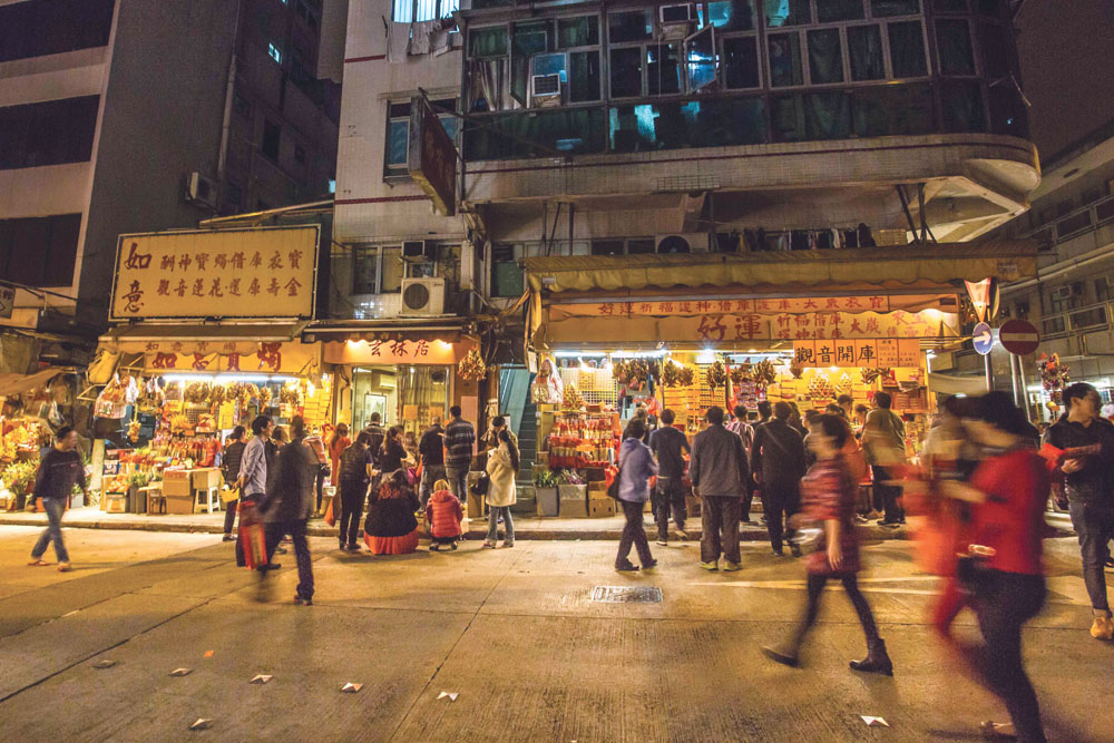 開庫期間，為廟旁售賣神香貢品的小店帶來不少生意。