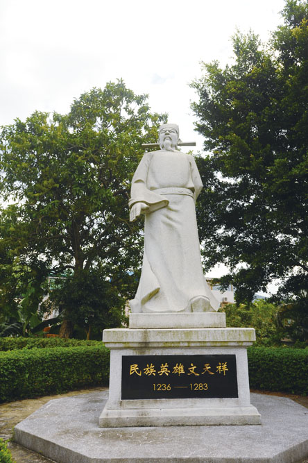 泰亨文氏宗祠旁，聳立著一尊威嚴的文天祥像，以紀念其英勇事跡。