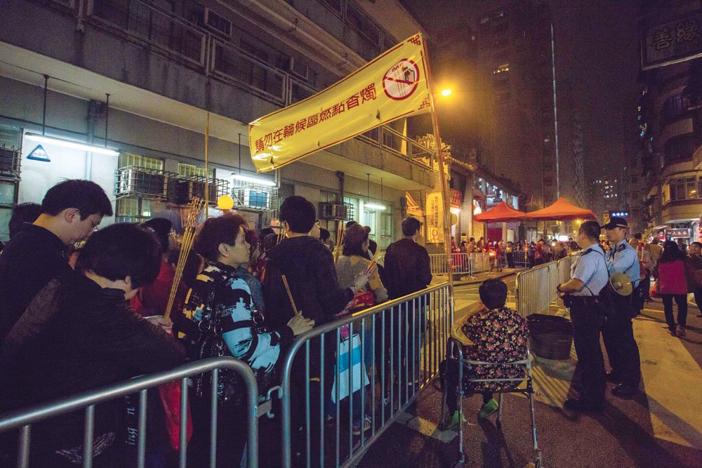 逢觀音開庫，本地不少善信老早已在廟前排隊，祈求得到觀音眷顧，借得大額財富。
