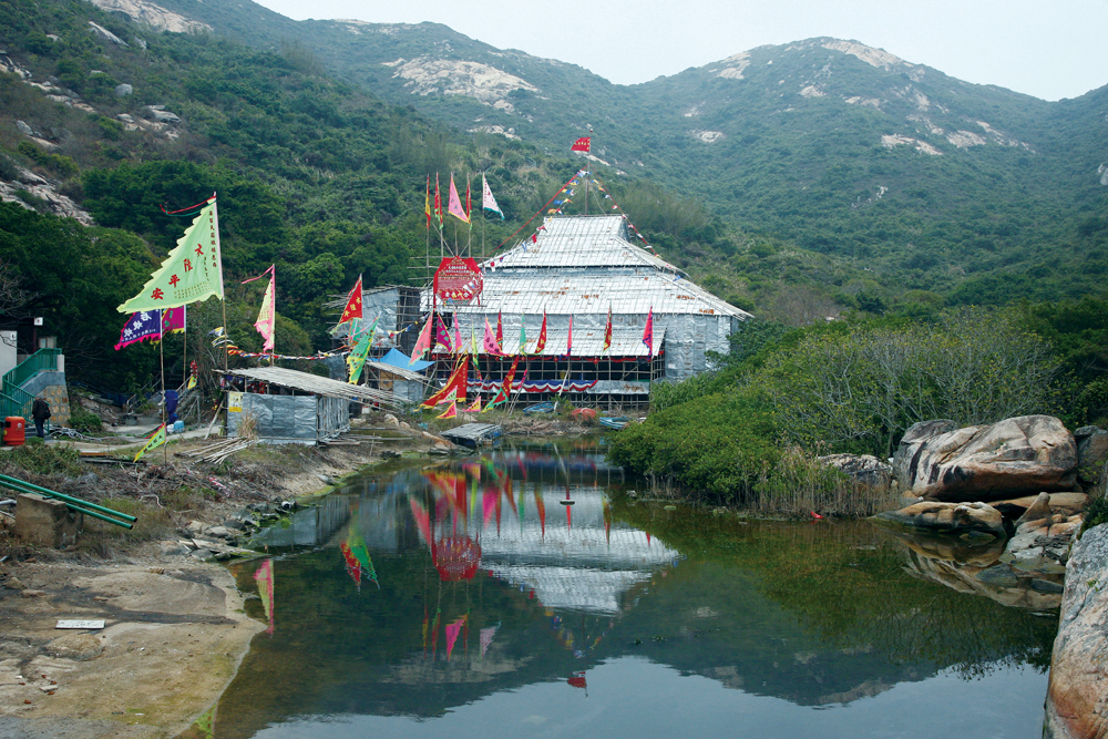 蒲苔島居民每三年舉行太平清醮，在大灣搭建神棚和戲棚。