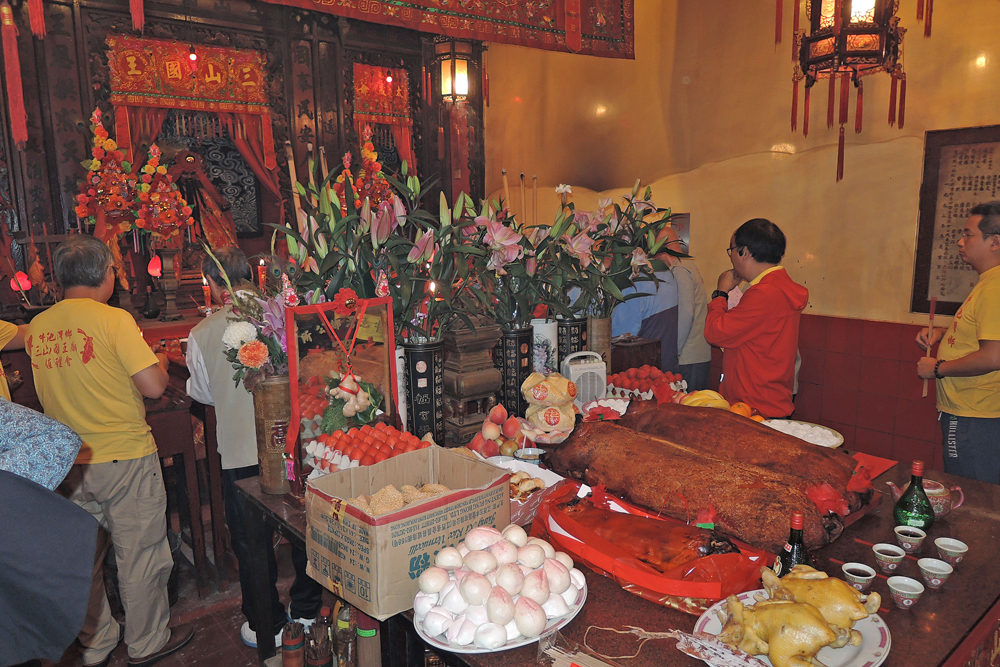 善信購買豐富祭品為三山國王賀誕