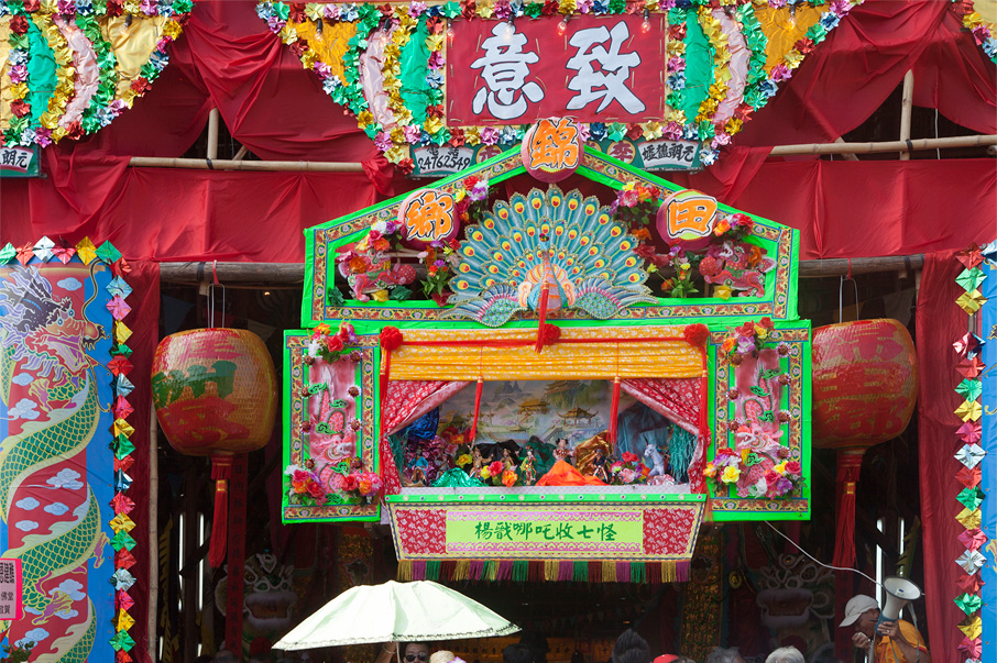 錦田打醮歷屆最大的鬼王，由香港本地扎 作業工會主席冒卓祺所製 ，其創作多樣化，除了一般紙紥 ，還有大型牌樓等。錦田醮棚入口掛起 的機械活動紥作亦 是由他製作，稱為「吊公」。