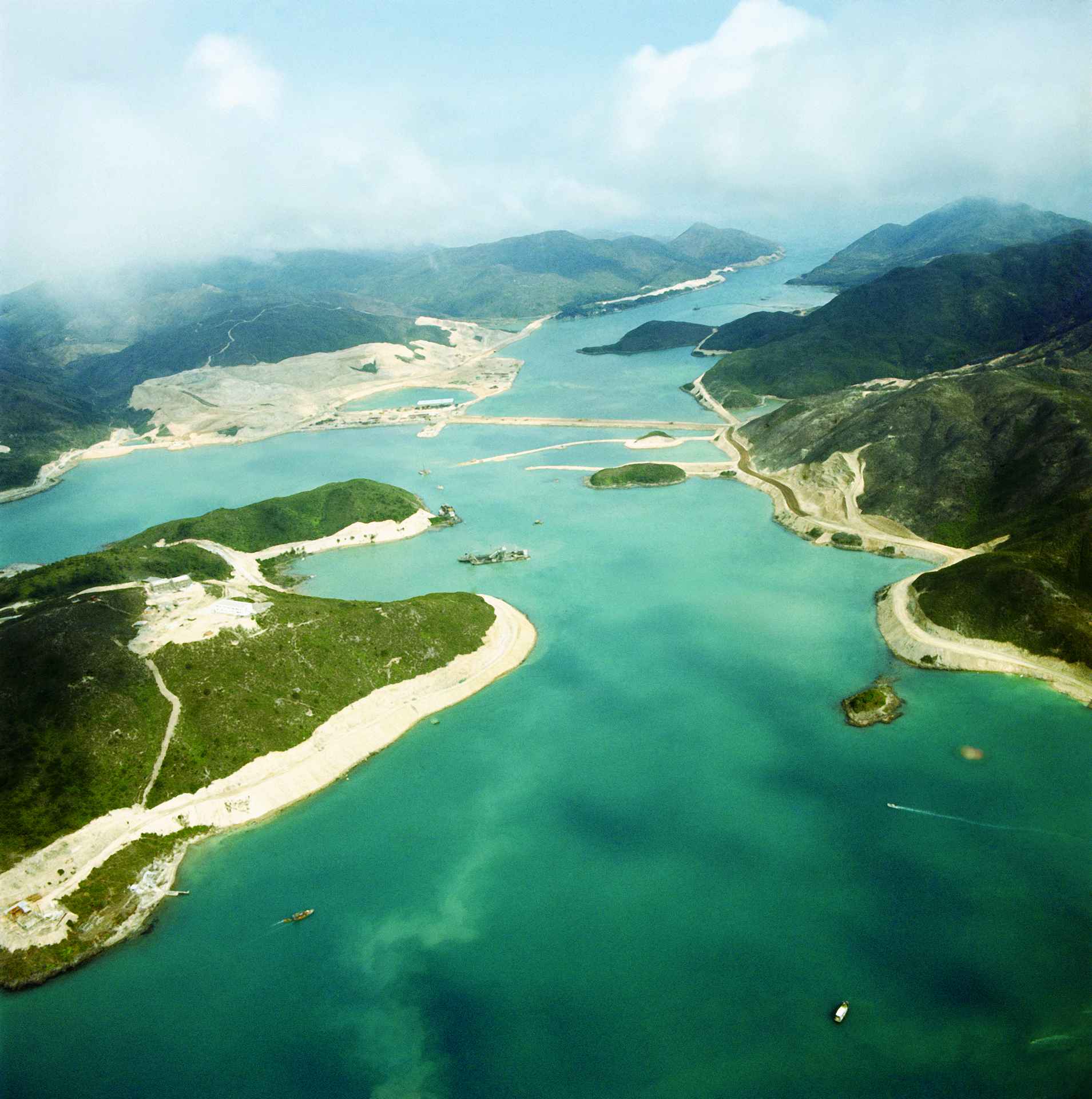 香港六十年代鬧水荒，船灣淡水湖不敷供應，政府遂於官門水道建萬宜水庫，致令本地存水量增加近倍，背後卻有農民及漁民的犧牲。（圖片/ 政府新聞處 ）