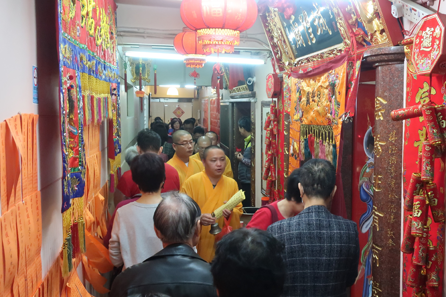 由於地方所限，祭祀儀式只能在狹窄的大廈走廊中進行。