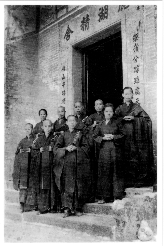 鹿湖精舍弟子，時當1954年。