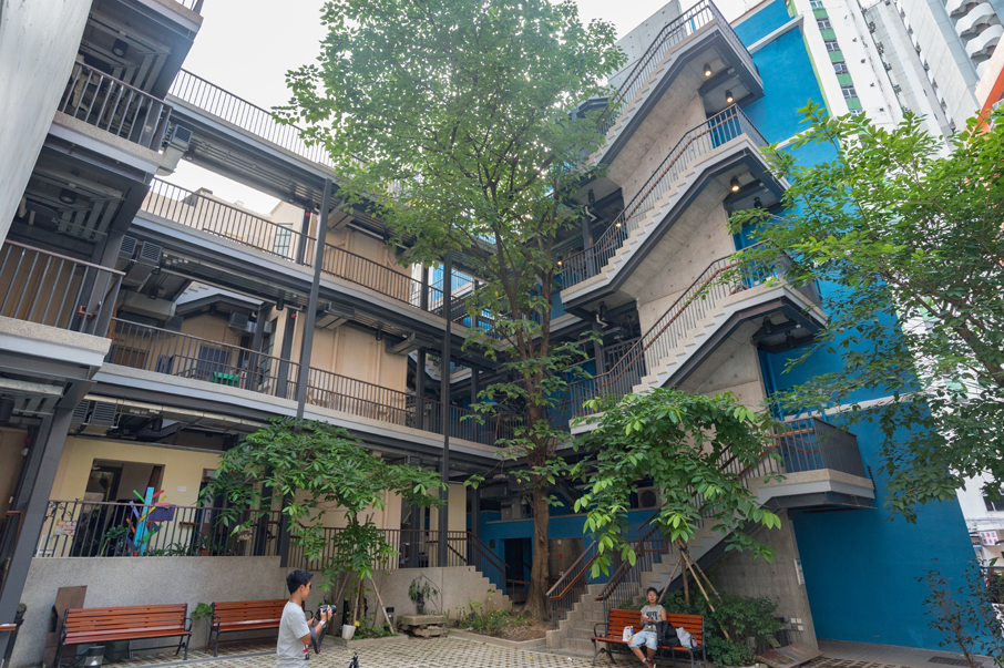 藍屋、黃屋和橙屋之間的空地活化後闢作公共空間。