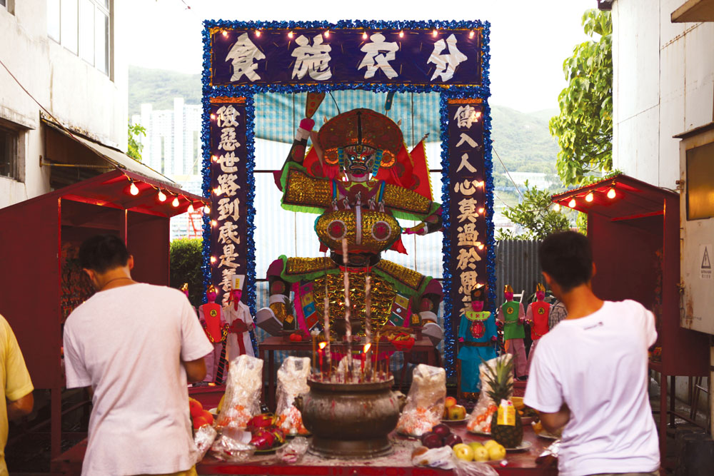 法會有「鬼王」之稱的大士王紙紮，兩旁供奉先人，一同拜祭。