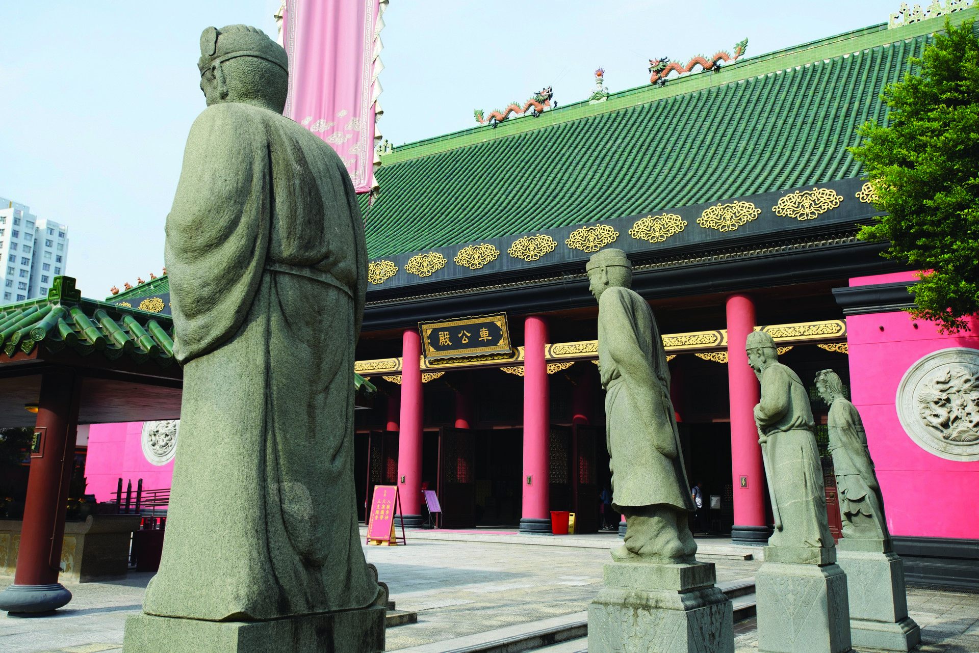 大殿前兩旁石像列隊，左右建鐘鼓雙樓，金頂雙龍脊飾，四大瑞獸浮雕，另設五路財神殿及元神太歲殿，重修之後已成大型建築群。