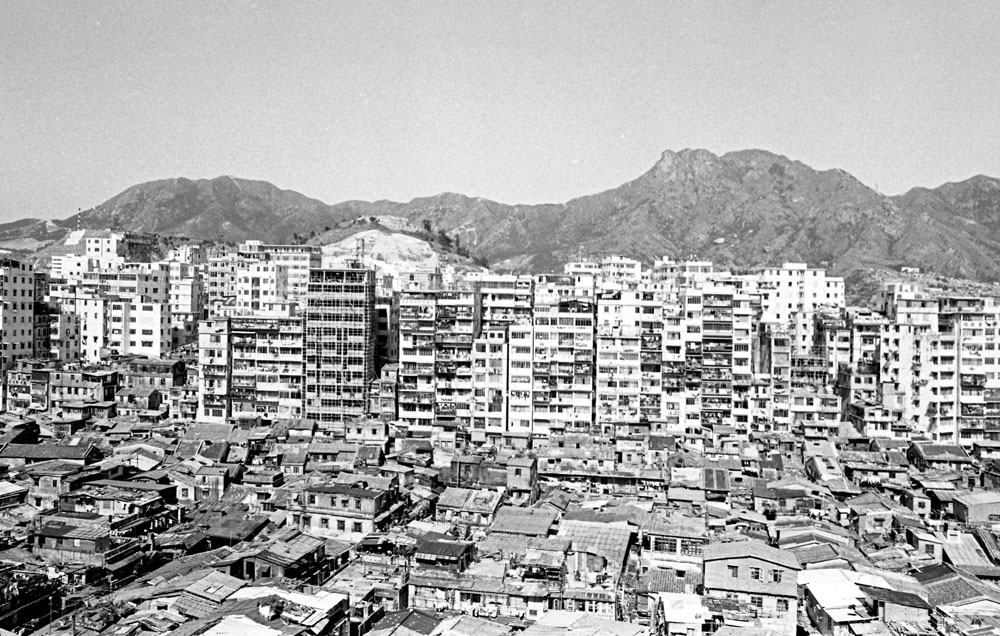 九龍城寨早已成為歷史，七十年代，羅文歌下的獅子山下，同甘共苦精神，在今天在市民心中，其演譯和理解有所不同。(圖片 / 政府新聞處)