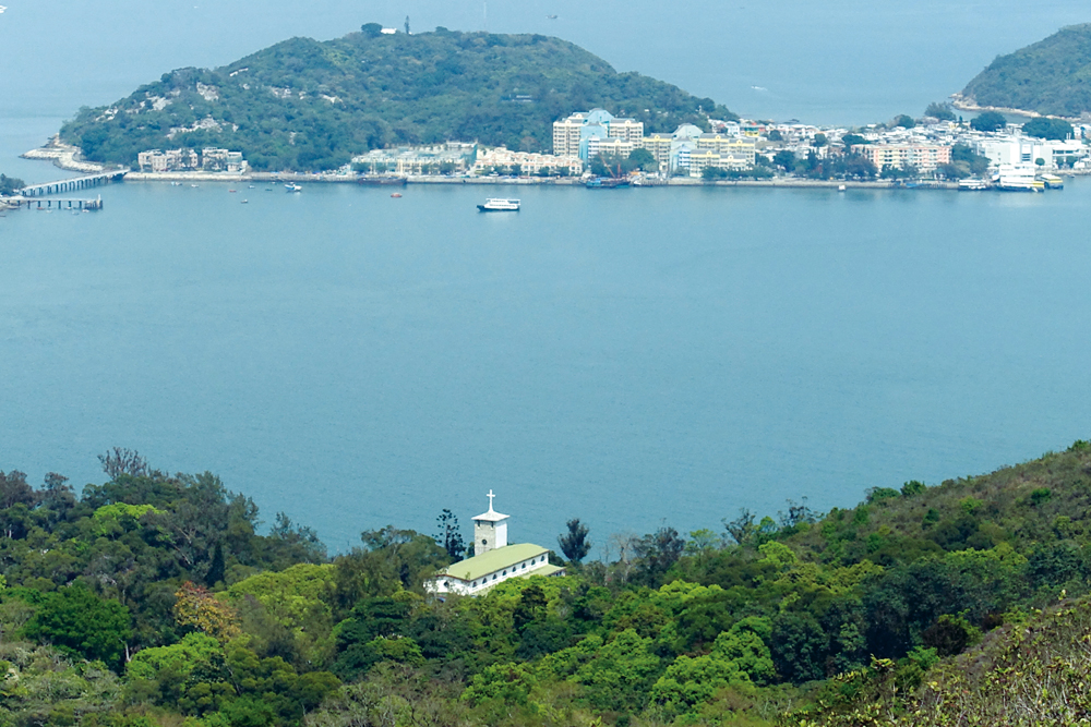 聖母神樂院位於大嶼山大水坑，神父和修士在此遠離俗世地方靜修。