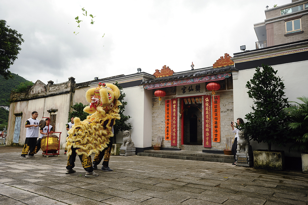 為慶賀樊仙誕，麒麟隊和獅隊特地從大美督及大埔市區遠道而來。