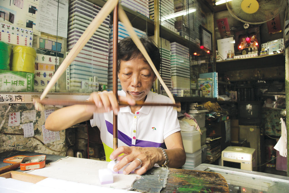 湄姐的手雕麻雀，連工具全都是親手做的，製作筒子用的工具就是鑽架。