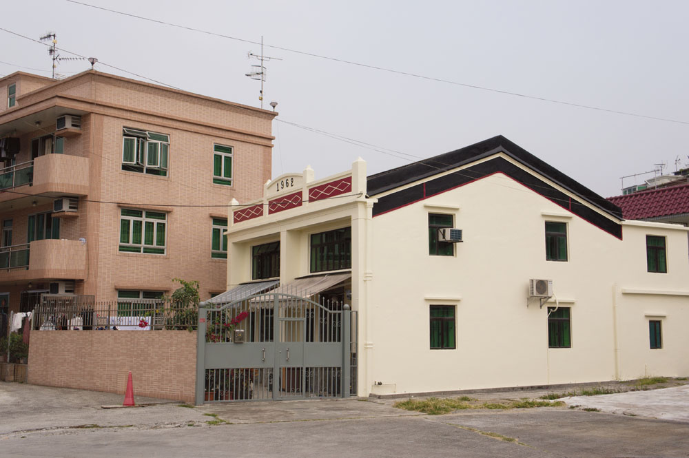 兩層高的金字頂建築，雖然被粉刷得煥然一新，但從其建築風格和女兒牆的裝飾中，仍可推斷其建成年份應在上世紀三十至五十年代之間。