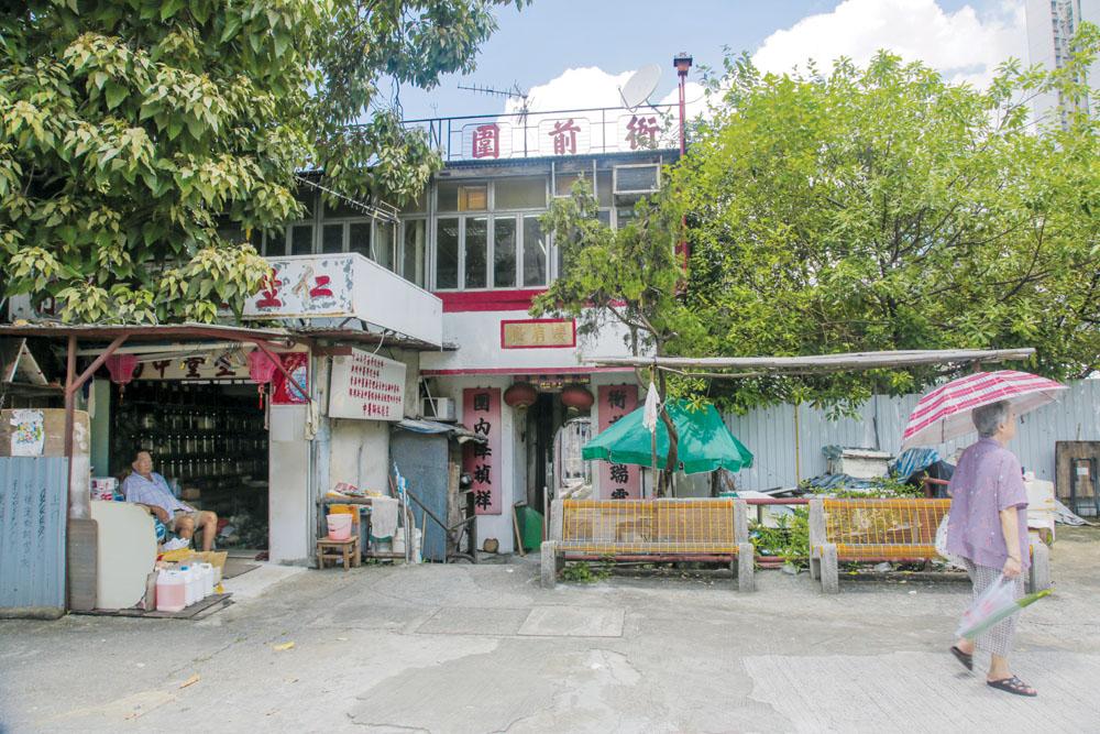 村前的門樓上，仍見刻有「慶有餘」石匾，年代久遠，無從稽考，圍村佔地雖少，整體仍保留圍村格局。