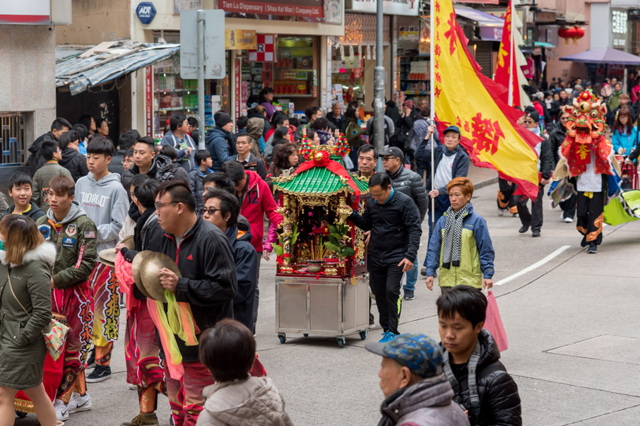 坊眾推著張飛神龕沿筲箕灣東大街巡遊。
