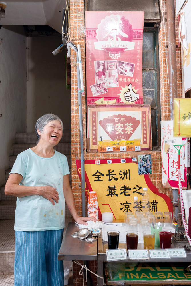 老街坊除幫襯外也多會彼此閒談幾句，人情味濃。