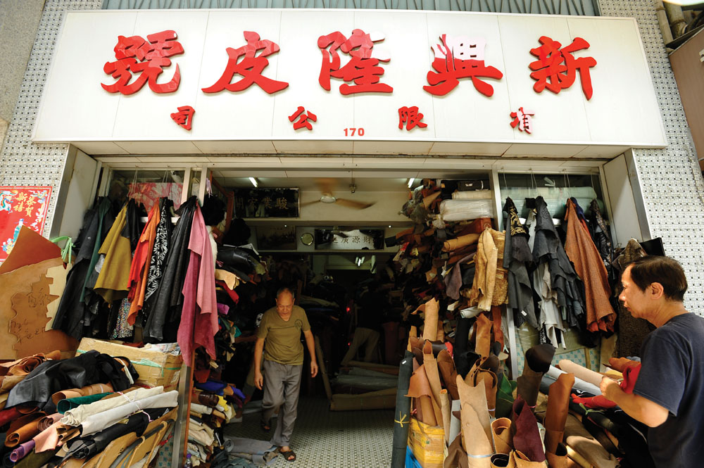 老店裡裡外外都掛上皮革，看來已成為一種街頭文化。