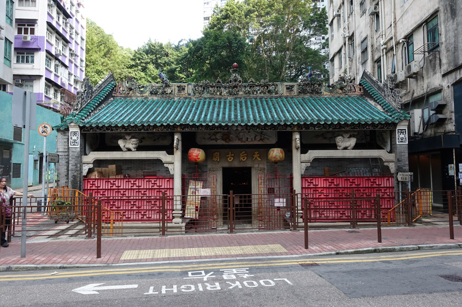 筲箕灣天后廟是區內現存最古老的廟宇，屋脊有精緻的陶瓷裝飾。