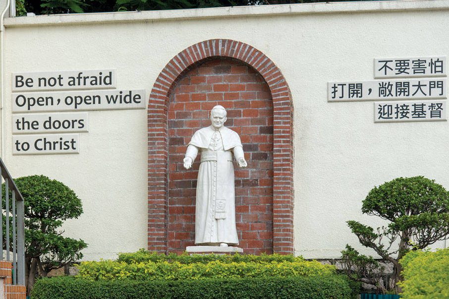 教堂地下放置聖若望保祿二世像，歡迎進堂的人。