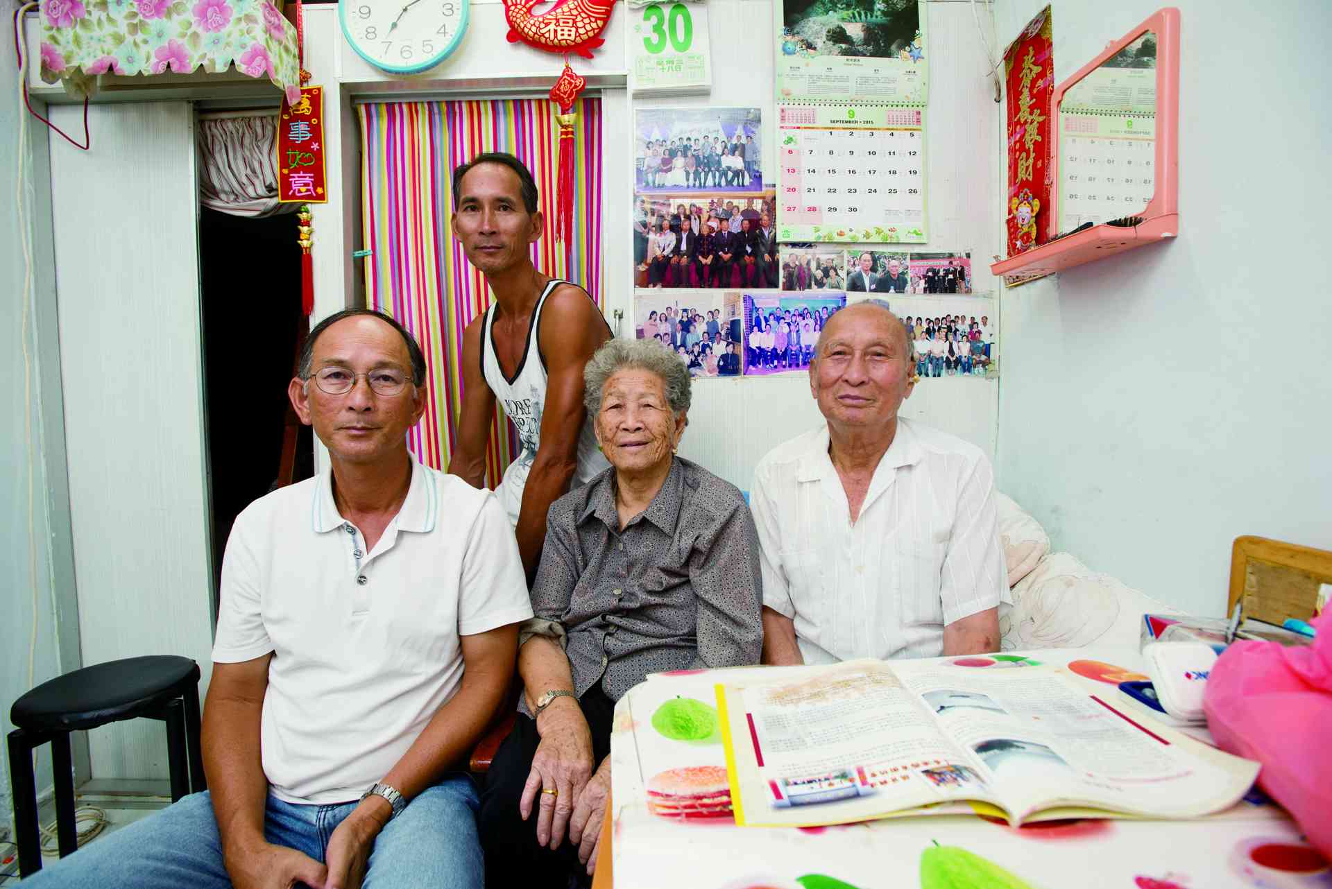 左起：馬義實、馬志恆、張家妹、馬進興。馬家上岸後繼續添丁，二百六十平方呎曾住一家九口。