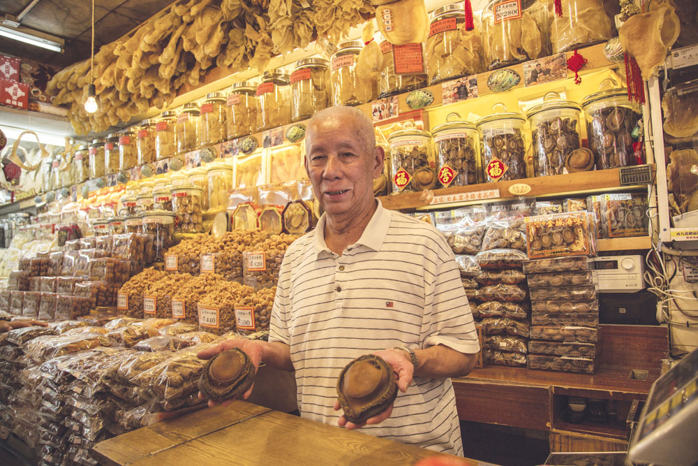 林老闆展示出如手掌般大的鎮店之寶──吉品鮑魚。