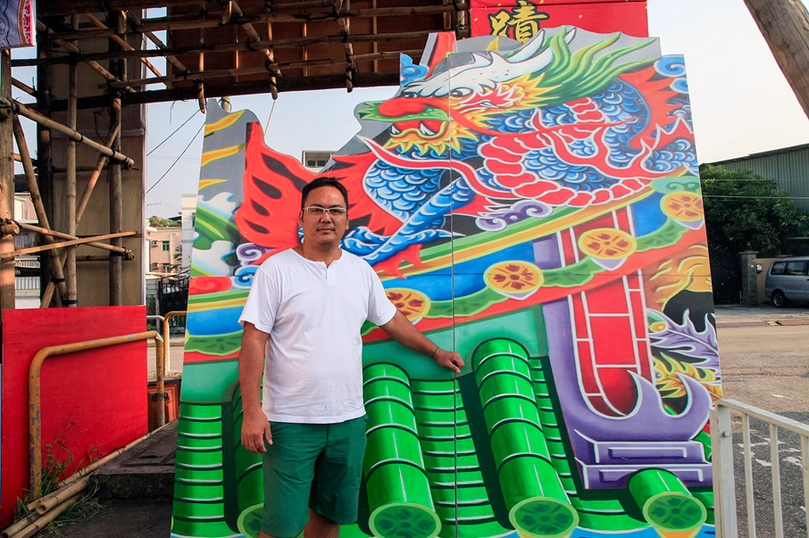 錦田打醮歷屆最大的鬼王，由香港本地扎 作業工會主席冒卓祺所製 ，其創作多樣化，除了一般紙紥 ，還有大型牌樓等。錦田醮棚入口掛起 的機械活動紥作亦 是由他製作，稱為「吊公」。