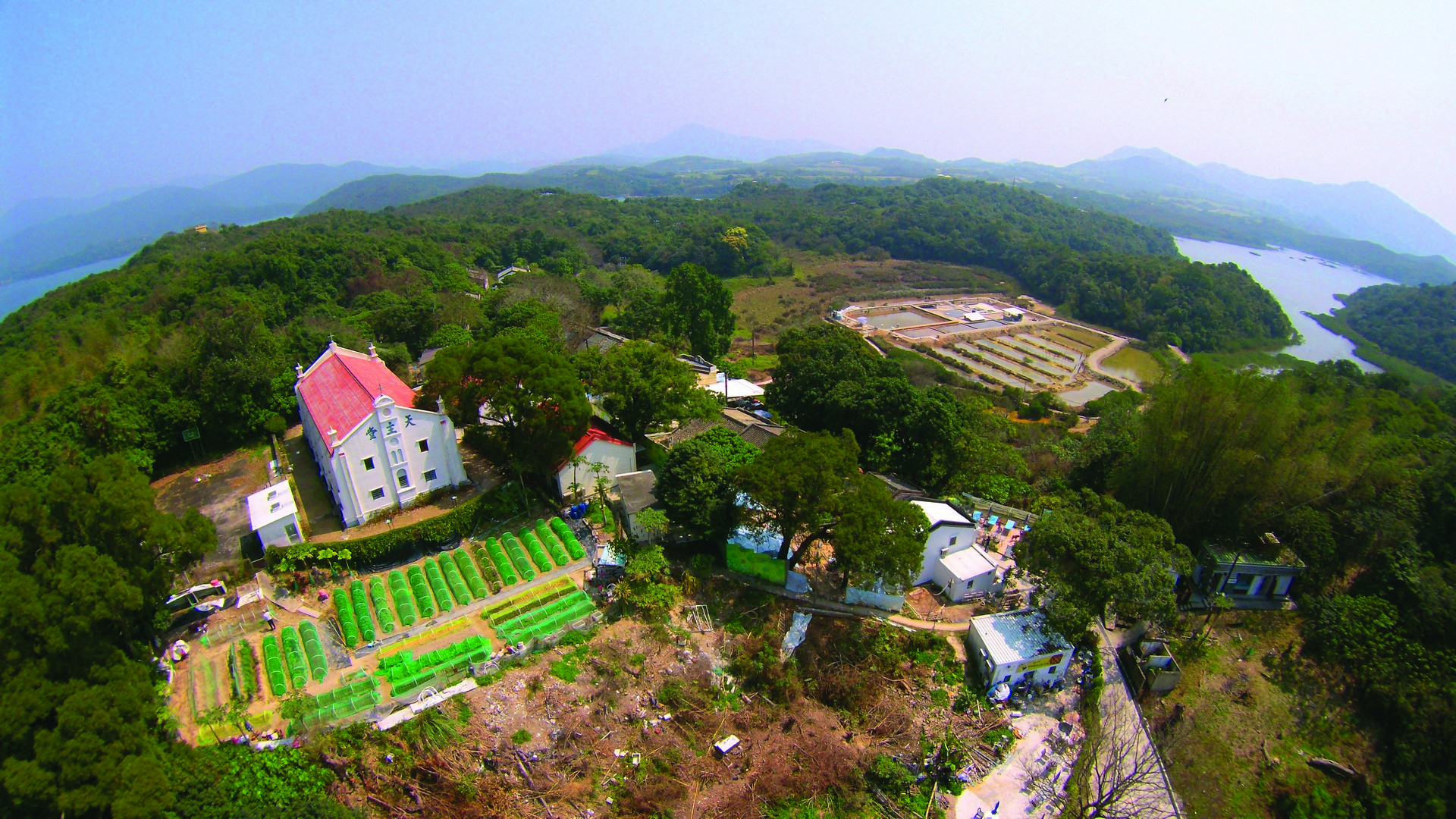 天主堂建於高地，飽覽四周水天一色。