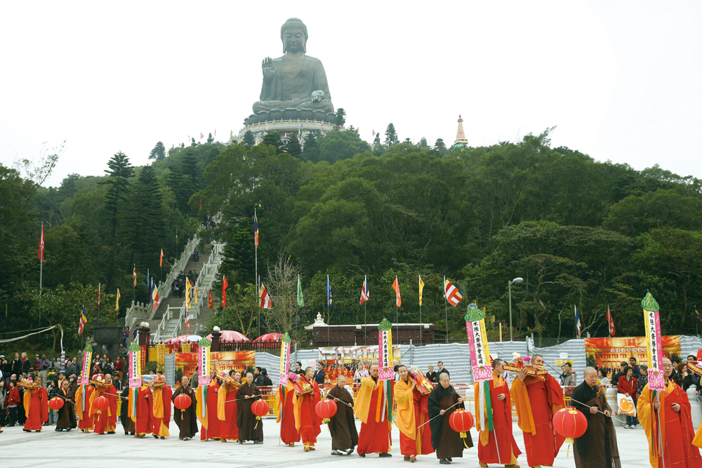 僧侶連同居士步往天壇大佛下方的圓丘，火化般若船和長生祿位。