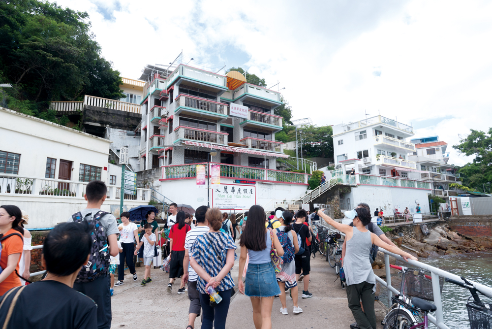 只需從碼頭落船上岸，美麗華度假屋就在眼前，早已成為島上地標之一。