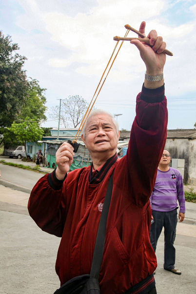 村 中父老使用丫叉和橡筋發射炮芯，代替過去用火藥搶花炮。
