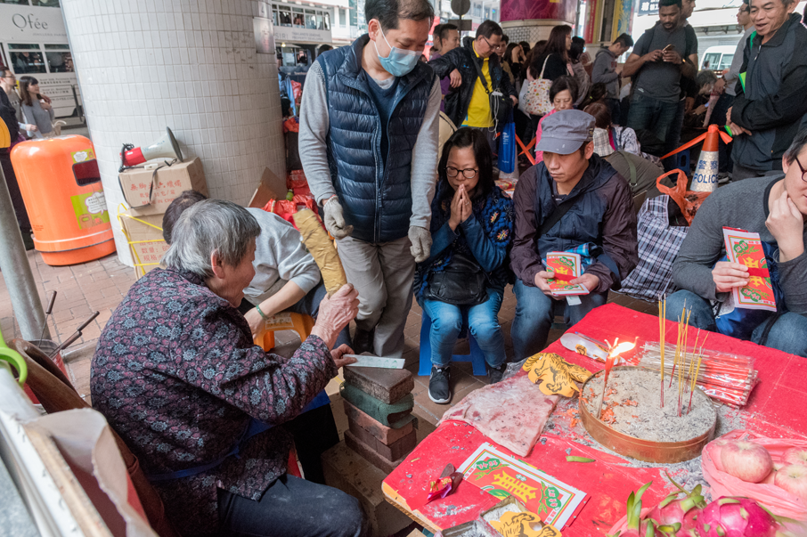 鵝頸橋已成為打小人的熱點，全年均有市民光顧。
