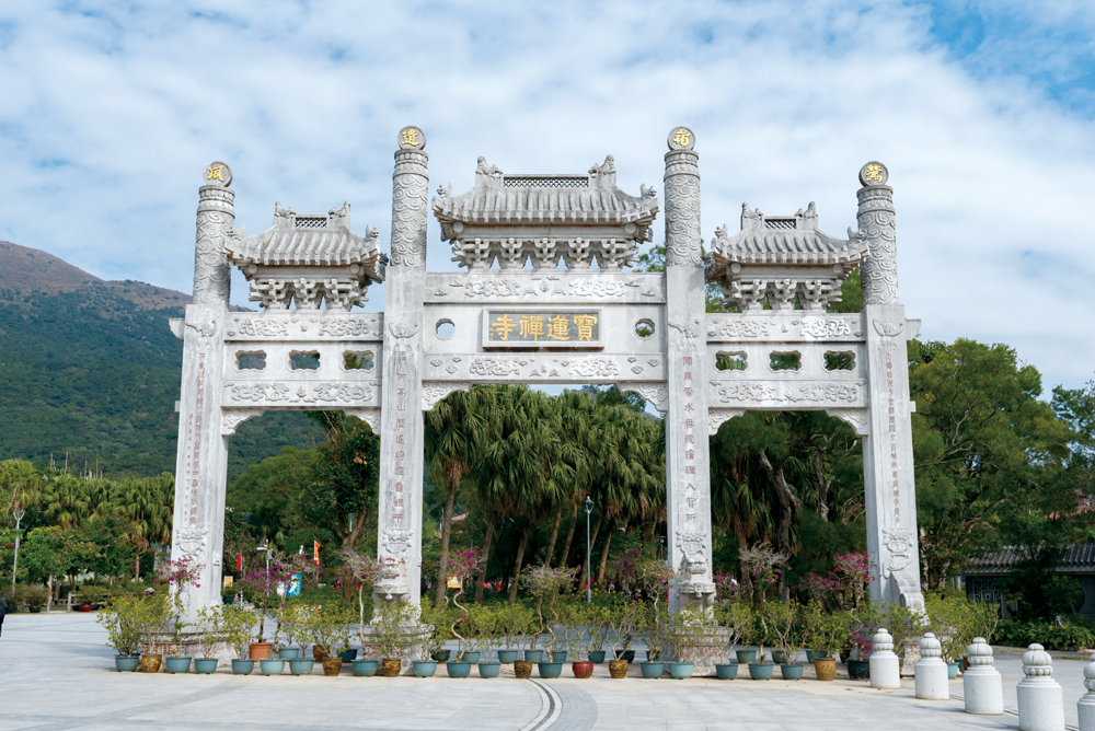 穿過山門一座牌樓，便進入寶蓮禪寺範圍。