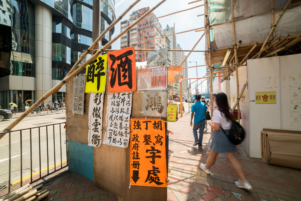 檔口張貼吊掛出來的書法作品，都成為生招牌吸引著途人目光。