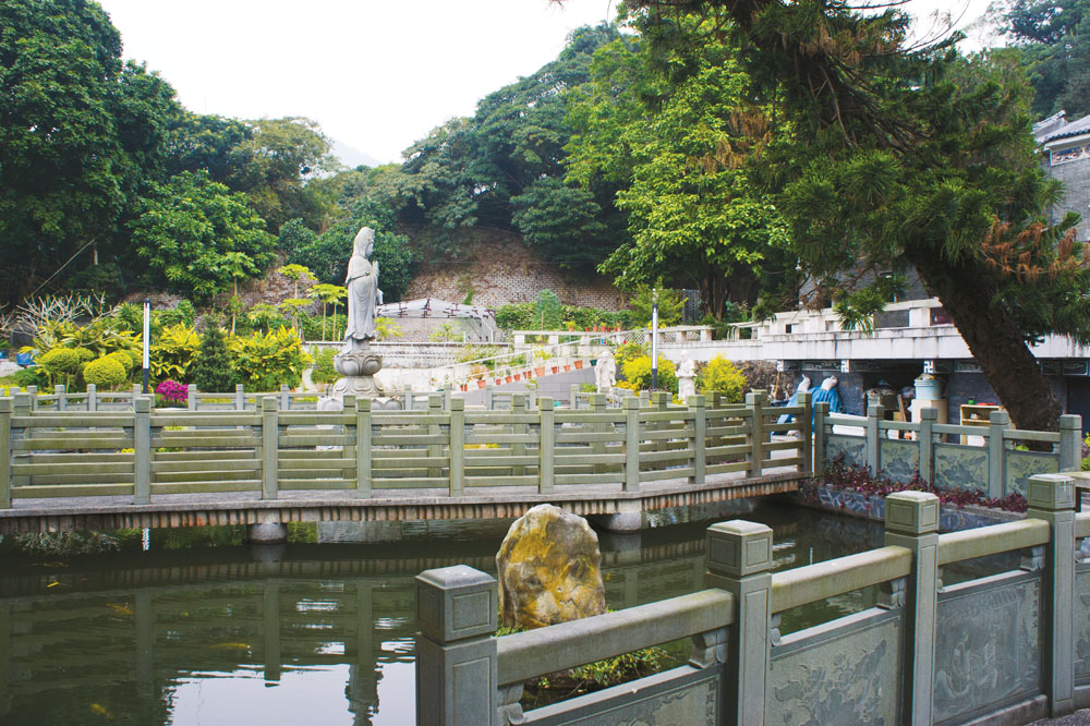 凌雲寺內的蓮池，小橋流水，十分清幽。