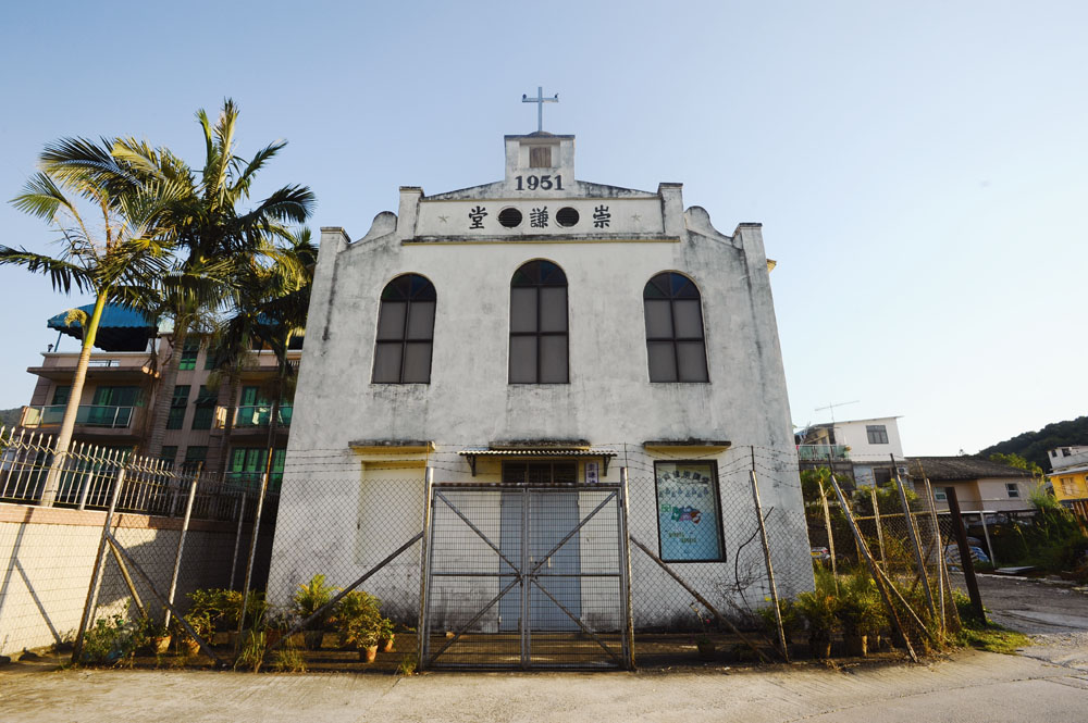 崇謙堂建築上保留對稱簡樸的西式風格，圓拱形的窗戶和鐘樓為其特色。