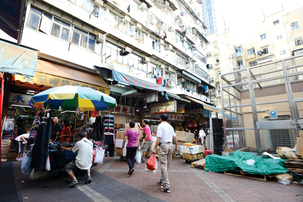 陂坊地鋪售賣各式生活雜貨，讓居民能夠自給自足。