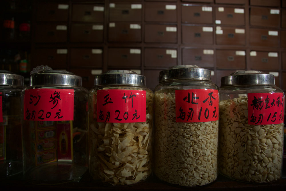 近百年歷史的百子櫃已經沒有在用，現在的藥材都是放在玻璃瓶。
