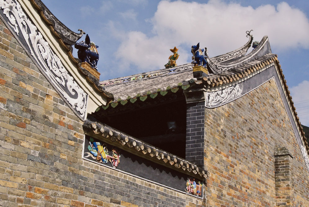 松嶺鄧公祠，屋簷上仍見精緻的裝飾，斑駁高聳的青磚，突顯一份古樸的味道。