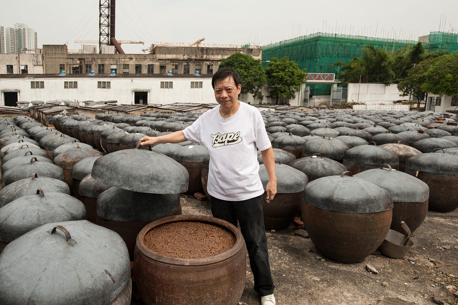 大大瓦缸，怎取豉油？黃國輝帶笑說：「由缸底抽上嚟囉！廣 東人叫生抽，就係咁解。」