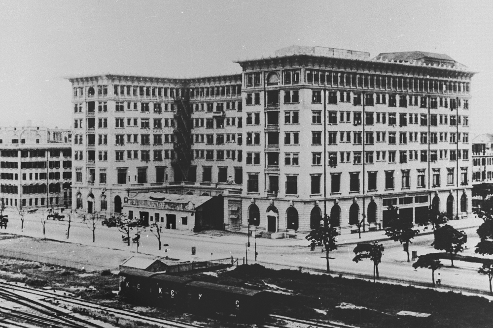 開業於1928年，曾是九龍半島最高和最華麗的建築物，充滿歐陸的建築風格和典雅的氣派。 